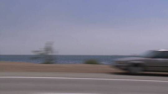 汽车沿着太平洋海岸公路行驶视频素材模板下载