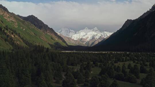 中国新疆伊犁夏特古道风景