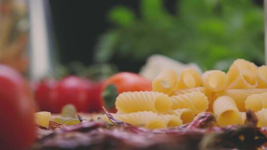 4K-餐桌上的蔬菜美食视频素材模板下载
