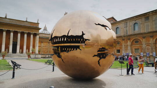 球状雕塑矗立在罗马