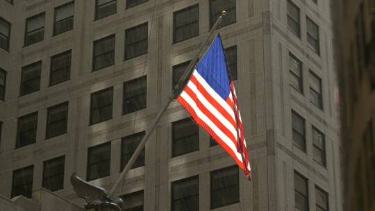 莱斯勒大厦上插着美国国旗特写