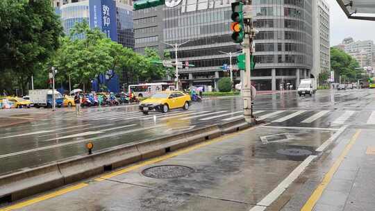 在潮湿道路上经过的车辆