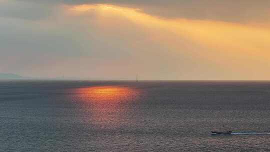 航拍威海西海岸小石岛海面落日余晖晚归渔船