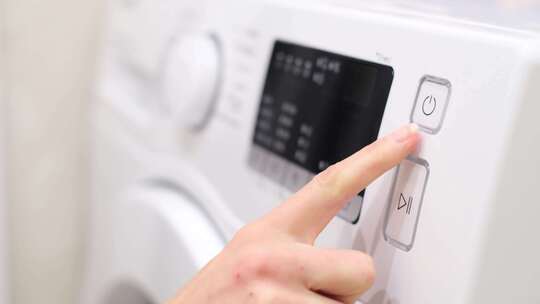 女人打开洗衣机视频素材模板下载