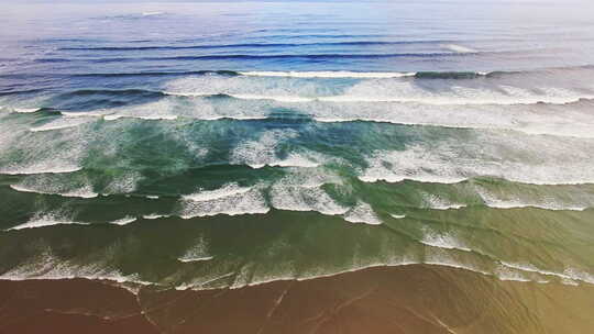 海浪到达海滩海岸的鸟瞰图