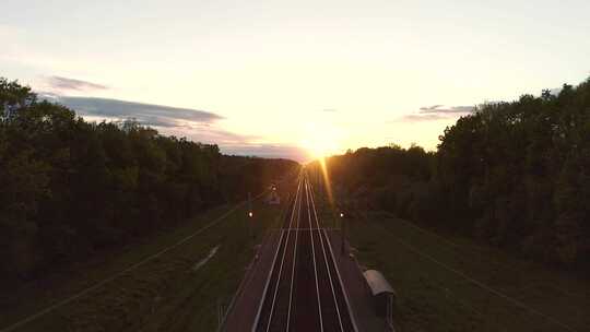 日落时的铁路和火车站，打包视频素材模板下载