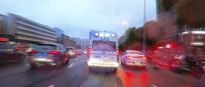 8K救护车在雨中行驶