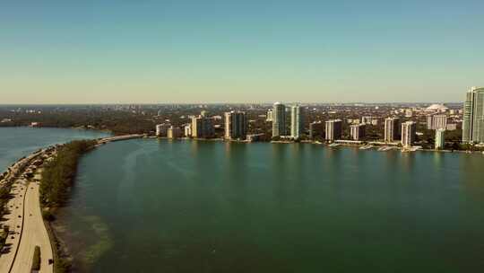 航拍沿海城市的美景