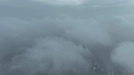 城市云雾缭绕