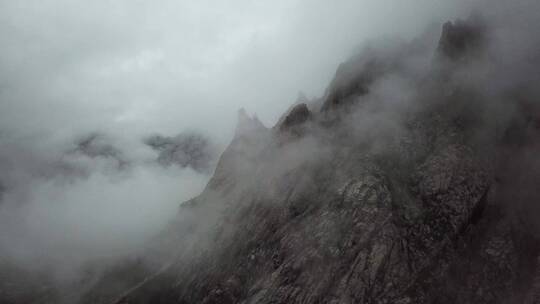 莲宝叶则山脉