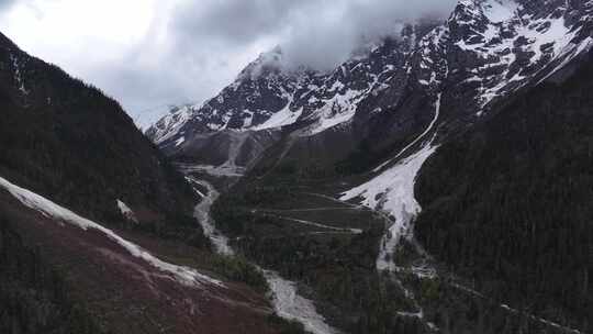 西藏墨脱G559扎墨公路雪山航拍风光