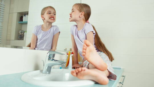 小女孩在洗手台上照镜子视频素材模板下载