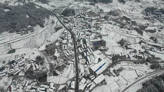 俯拍农村公路雪景