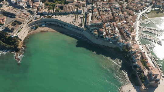 紧凑型海滩和Castellammare del Golfo Town在一个阳光明媚的夏日在特拉帕尼，西西里岛，意大利。-ae