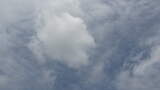 蓝色天空中的白色云朵变化 延时高清在线视频素材下载