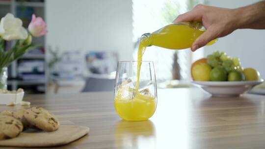 橙汁倒进玻璃杯视频素材模板下载