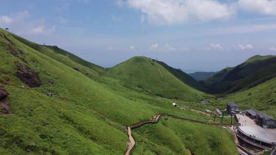 夏天武功山航拍蓝天白云绿山