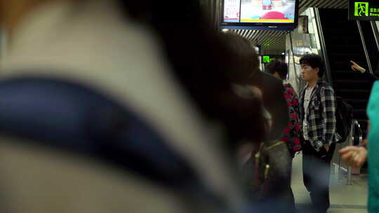 武汉地铁到站上下车乘客人流视频素材模板下载