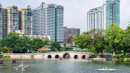 广州荔湾湖公园拱桥景观和观光游船延时摄影视频素材模板下载