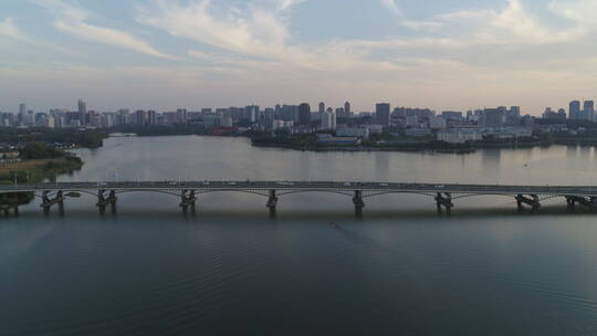 航拍武汉东湖皮划艇桥车流