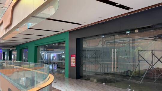 店面空置经济萧条实体经济店铺关门商店招租