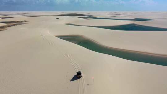 巴西标志性的雨水湖和沙丘。Lencois Maranhens巴西。