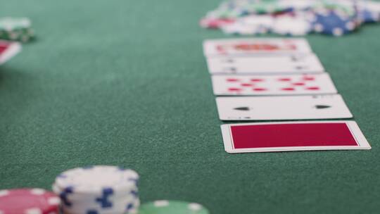 赌桌上的砝码和纸牌
