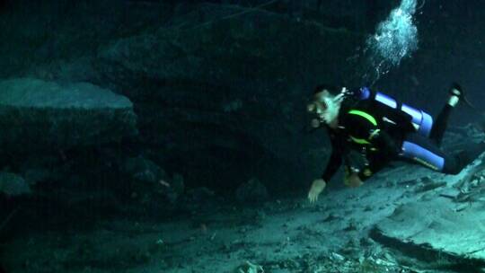 潜水员探索佛罗里达的水下洞穴