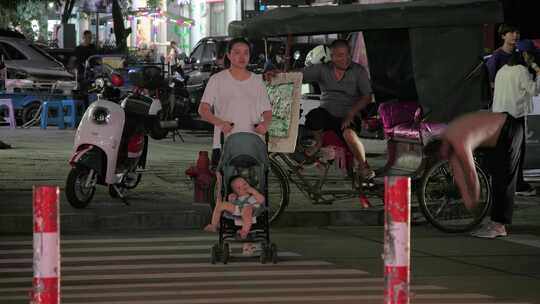 夏夜街景：车流与市井生活的特写