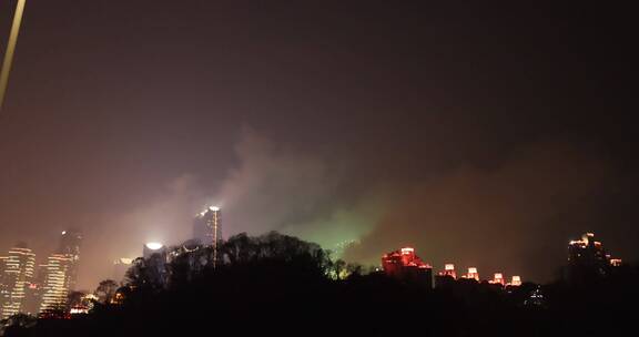 除夕夜。重庆在两江之中放烟庆祝新年