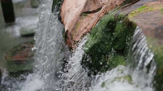 水流冲击岩石溅起水花的自然景象