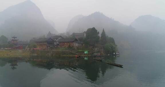 神秘湘西首八峒村小船划过酉水河