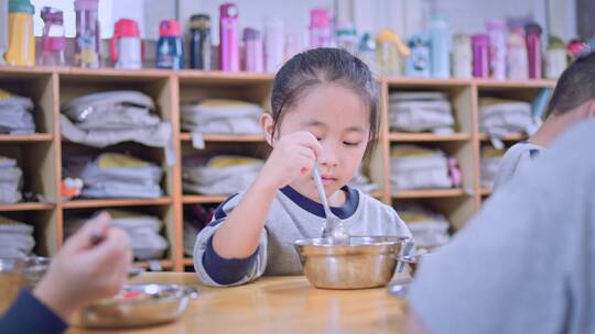 幼儿园的老师和孩子们玩耍学习