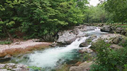 辽宁本溪夏季森林瀑布水流风景