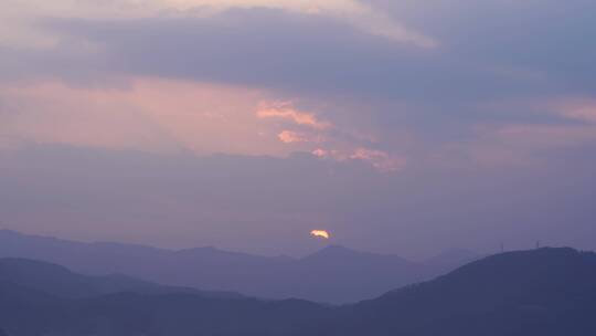 傍晚夕阳山上日落实拍黄昏山峰风光唯美风景