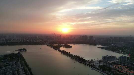 航拍山东聊城东昌湖景区夕阳晚霞视频素材模板下载