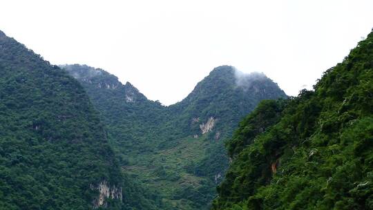 山间雨雾环绕