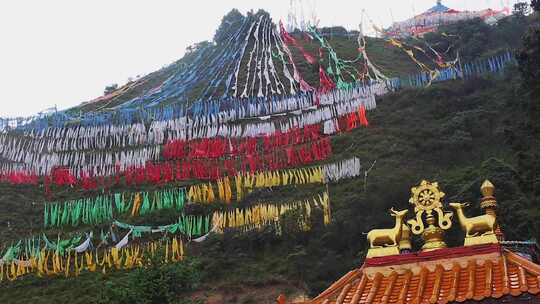 山坡上的寺院建筑