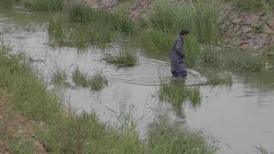 水体垃圾清理污染保护捡垃圾