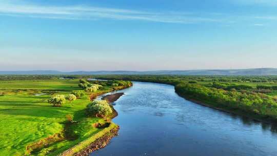 蜿蜒河流绿色丛林生态风光