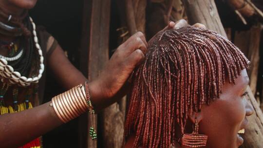 编织粘土辫的非洲女人