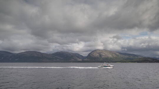 挪威湖泊上的游轮行驶视频
