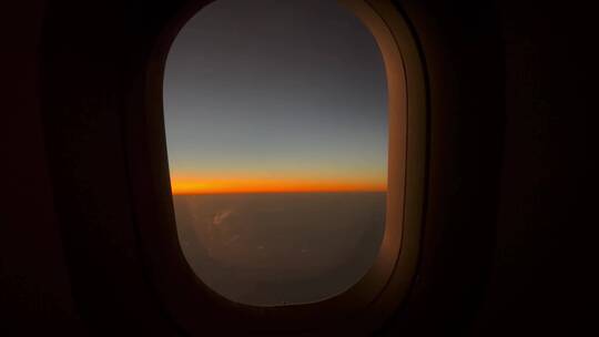 飞机舷窗看天空风景