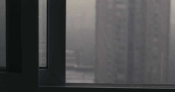 窗外暴雨大雨风雨交加/窗户雨滴/城市雨景