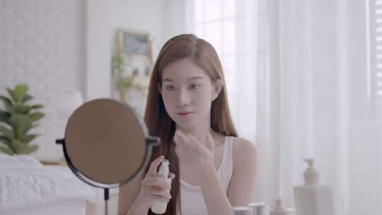 女人正在镜子前化妆视频素材模板下载