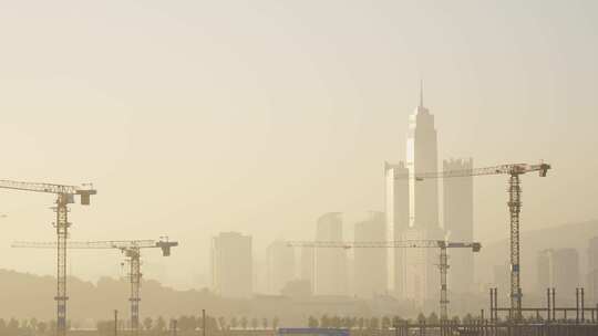 大雾中的烟台城市天际线和建设中的工地