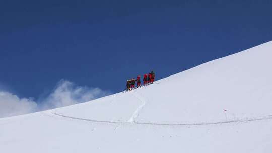 攀登冰川之父慕士塔格峰雪山的登山队