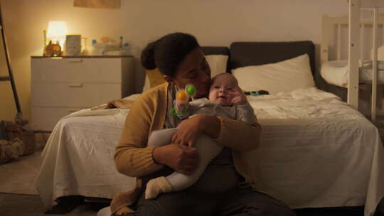 快乐的非洲裔美国人妈妈娱乐宝贝儿子与拨浪视频素材模板下载