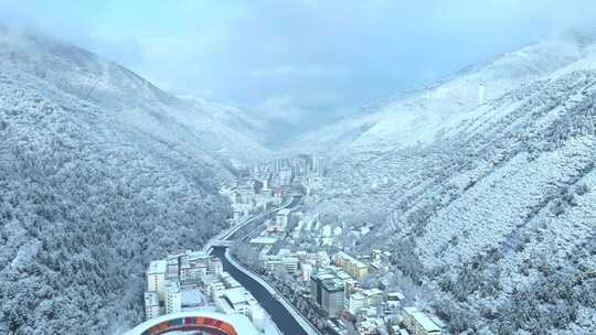 雪后小镇全景，银装素裹美如仙境