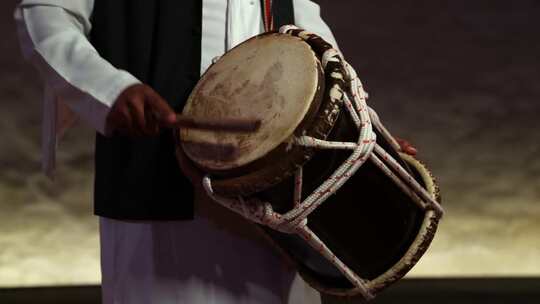 男人演奏传统阿联酋鼓打击乐器手只在框架中